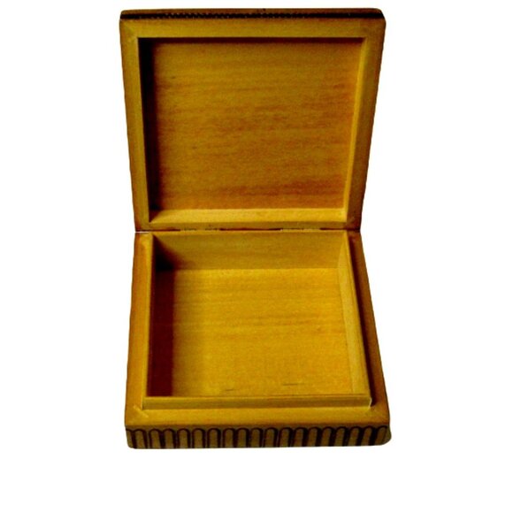 Trinket Box Wood Carved from Poland Rope Pattern Mancave Father Gift Box 4" x 4" - Picture 2 of 4